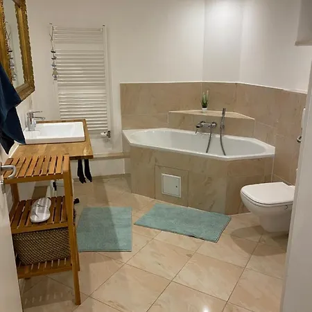 Dock 8 Strande: 50m Bis Zum U. Der Promenade Strande