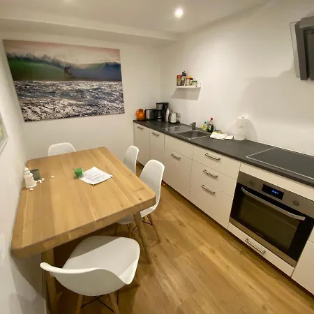 Dock 8 Strande: 50m Bis Zum U. Der Promenade *