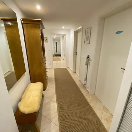 Dock 8 Strande: 50m Bis Zum U. Der Promenade *