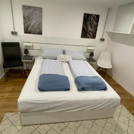 Dock 8 Strande: 50m Bis Zum U. Der Promenade